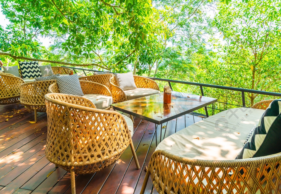 comfortable outdoor chairs